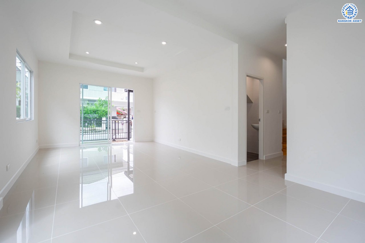 บ้านมือสองตกแต่งใหม่ ม.เดอะวิลล่า ราชพฤกษ์-ท่าอิฐ แบรนด์ Property Perfect เดินทางสะดวก เนื้อที่ 35.8 ตร.ว. ฟังก์ชัน 3 ห้องนอน 2 ห้องน้ำ จอดรถได้ 2 คัน บนทำเลเชื่อมต่อทั้ง ถ.รัตนาธิเบศร์ และถ.ราชพฤกษ์ และเพียง 10 นาทีถึงรถไฟฟ้า "สถานีบางรักน้อยท่าอิฐ"